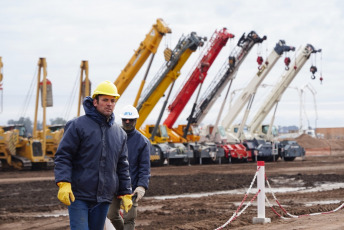 Salliqueló, Argentina.- En las fotos tomadas el 9 de julio del 2023, muestra el gasoducto Néstor Kirchner, tras ocho meses de la construcción del gasoducto, fundamental para aprovechar el gas de Vaca Muerta. El tramo que se presentó llega hasta Saliqueló, provincia de Buenos Aires, permitiría sustituir importaciones de combustible alternativo (fuel oil y gasoil) importados para la generación termoeléctrica, fuente de drenaje de divisas desde hace años.