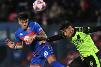 Buenos Aires, Argentina.- En las fotos tomadas el 17 de julio del 2023, durante el partido entre Barracas Central y Tigre por la fecha 25 de la Liga Profesional de Fútbol en el estadio Monumental de Victoria. Barracas Central venció a Tigre por 1 a 0. A los 45 minutos del segundo tiempo, Alan Cantero abrió el marcador y anotó el único gol del encuentro.