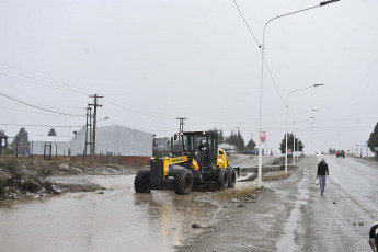 Bariloche, Argentina.- En las fotos tomadas el 5 de julio del 2023, muestra las zonas afectadas por las intensas lluvias en Bariloche, Argentina. El Servicio Meteorológico Nacional pronóstico nevadas en diferentes áreas de las provincias de Río Negro, Neuquén y Chubut emitiendo el estado de alerta naranja. En Bariloche el área seguirá afectada por lluvias fuertes y persistentes con valores de lluvia acumulada de entre 40 y 80 mm. Mientras que en las zonas más altas de la cordillera la precipitación podría ser en forma de nieve según el informe del SMN.