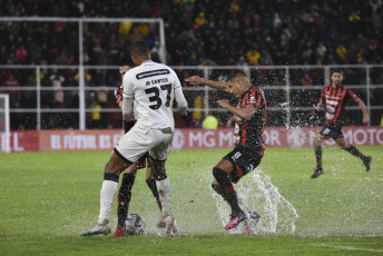 Paraná, Argentina.- En las fotos tomadas el 12 de julio del 2023, durante el partido entre Botafogo y Patronato en un duelo correspondiente a la ida de los play offs de la Copa Sudamericana 2023 en el estadio Presbítero Bartolomé Grella. A pesar de los intentos finales de Patronato, incluido un gol anulado por fuera de juego en el minuto 79, no lograron marcar y el partido concluyó con una victoria para Botafogo por 2-0.