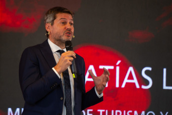 Buenos Aires, Argentina.- En las fotos tomadas el 25 de julio del 2023, el ministro de Turismo y Deporte de la Nación, Matías Lammens (foto), y Eliana Banchik, CEO de Michelin Argentina, firmaron un contrato por tres años para la llegada de la guía al país. La Guía Michelin, una de las más prestigiosa del mundo en gastronomía, anunció que en su primera incursión en el país sus inspectores examinarán y recomendarán los restaurantes de calidad de la Ciudad de Buenos Aires y Mendoza, donde los elegidos se conocerán el 24 de noviembre, lo que convirtió a la Argentina en el primer país de habla hispana de Latinoamerica en ser incluido en la afamada nómina.