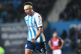 Buenos Aires, Argentina.- En las fotos tomadas el 24 de julio del 2023, durante el partido entre Racing y Central Córdoba por la jornada 26 de la Liga Profesional Argentina en el Estadio Presidente Perón (Cilindro de Avellaneda). Racing venció por 3-1 a Central Córdoba como local. Para Racing los goles fueron marcados por Juan Nardoni (a los 40 minutos), Agustín Ojeda (a los 46 minutos) y Nicolás Oroz (a los 57 minutos). Para Central Córdoba el gol fue marcado por Enzo Kalinski (a los 66 minutos).