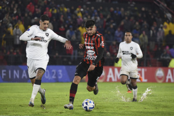 Paraná, Argentina.- En las fotos tomadas el 12 de julio del 2023, durante el partido entre Botafogo y Patronato en un duelo correspondiente a la ida de los play offs de la Copa Sudamericana 2023 en el estadio Presbítero Bartolomé Grella. A pesar de los intentos finales de Patronato, incluido un gol anulado por fuera de juego en el minuto 79, no lograron marcar y el partido concluyó con una victoria para Botafogo por 2-0.