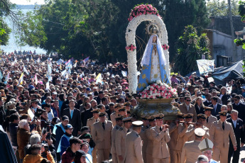 Corrientes, Argentina.- En las fotos tomadas el 16 de julio del 2023, se realizó la procesión náutica por el río Paraná, que incluye el encuentro de las imágenes de las vírgenes de Itatí con la de Caacupé, proveniente de Paraguay, en el marco de el 123° aniversario de la coronación pontificia de la Virgen de Itatí. Del evento, participaron más de 300.000 personas con el lema “Con María de Itatí, aprendemos a escuchar, discernir y misionar”. Itatí deviene de las palabras guaraníes "itá morotí", que significa “punta de piedra” y su abreviación da origen al nombre.