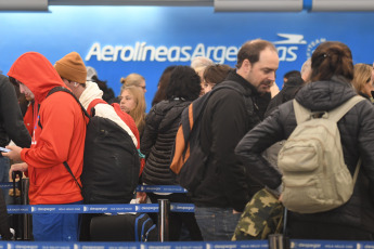 Buenos Aires, Argentina.- En las fotos tomadas el 18 de julio del 2023, muestra el aeroparque Jorge Newbery con un movimiento intenso durante el comienzo de las vacaciones invernales en la Ciudad de Buenos Aires. Para esta temporada invernal, se espera un movimiento de 5,5 millones de turistas y la llegada de 1,5 millones de extranjeros, según las primeras proyecciones del Observatorio Argentino de Turismo (OAT). De acuerdo a los informes oficiales, durante el primer semestre del año ya ingresaron al país 3,5 millones de turistas internacionales.