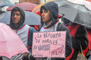 Jujuy, Argentina.- En las fotos tomadas el 13 de julio del 2023, sindicatos docentes y otros sectores estatales de Jujuy, agrupados en la Intergremial y la Multisectorial, se movilizaron en rechazo a la reforma constitucional en el marco de un paro por 24 horas y para exigir la libertad de las personas detenidas por la policía durante las protestas. La tensión reavivó en Jujuy con al menos 13 personas detenidas, vinculadas por la Justicia local con incidentes en un Concejo Deliberante y con el intento de incendio y toma de la Legislatura provincial sucedido el 20 de junio.