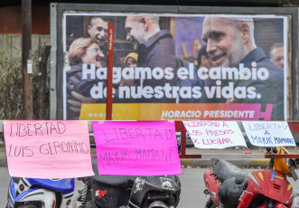 Jujuy, Argentina.- En las fotos tomadas el 17 de julio del 2023, nueve personas que permanecían detenidas en el penal del barrio Alto Comedero, de San Salvador de Jujuy, acusadas de cometer delitos en protestas contra la reforma constitucional aprobada el 20 de junio pasado, fueron liberadas por orden del juez de Control de Jujuy Rodolfo Fernández. En Jujuy, así como en la Ciudad de Buenos Aires, se mantenían las manifestaciones exigiendo la libertad y el cese de la persecusión de parte del gobierno de Gerardo Morales.