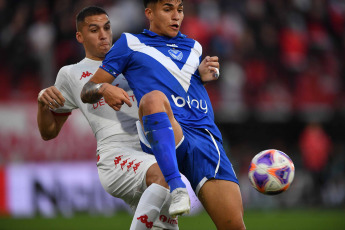 Buenos Aires, Argentina.- En las fotos tomadas el 30 de julio del 2023, durante el partido entre Huracán y Vélez por la 27ma. y última fecha de la Liga Profesional de Fútbol en el estadio Tomás Adolfo Ducó. Huracán derrotó a Vélez Sarsfield por 1-0 como local. Tras el encuentro, el defensor uruguayo de los de Liniers, Diego Godín, anunció su retiro del fútbol.