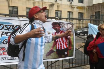 Buenos Aires, Argentina.- En las fotos tomadas el 11 de julio del 2023, la Justicia penal condenó a prisión perpetua a tres agentes de la Policía de la Ciudad de Buenos Aires por el “homicidio agravado por alevosía y odio racial” de Lucas González, un joven de 17 años que falleció en 2021 tras recibir varios disparos, según el fallo del Tribunal Oral en lo Criminal N° 25. Los condenados son el inspector Gabriel Alejandro Isassi, el oficial mayor Juan José López y el oficial Fabián Andrés Nieva, miembros de la División Brigadas y Sumarios 6 de la Comuna 4 de la Policía de la Capital.