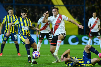 Rosario, Argentina.- En las fotos tomadas el 23 de julio del 2023, durante el partido entre River Plate y Rosario Central, en el Gigante de Arroyito, en un partido válido por la 26ta y penúltima fecha de la Liga Profesional de Fútbol. River en condición de visitante empató con Rosario Central 3 a 3. El equipo dirigido por Miguel Ángel Russo se enfrentará en la siguiente jornada ante Belgrano, mientras que River jugará ante Racing Club.