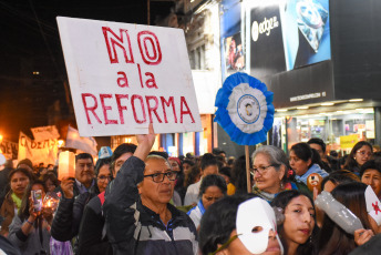 Jujuy, Argentina.- En las fotos tomadas el 11 de julio del 2023, espacios que integran la Multisectorial contra la Reforma de la Constitución jujeña realizaron otra multitudinaria marcha de antorchas para exigir al gobierno provincial de Gerardo Morales el "cese de la persecución y represión a los que luchan", que se derogue la nueva carta magna y que "ningún salario esté por debajo de la línea de la pobreza". Este jueves 13 de julio se retomarán las reuniones paritarias entre los gremios que representan a los educadores de los distintos niveles y las autoridades del Gobierno.