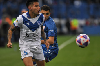 Buenos Aires, Argentina.- In the photos taken on July 24, 2023, during the match between Vélez and Unión for the 26th. and penultimate date of the Professional Football League at the José Amalfitani stadium in the Liniers neighborhood. Vélez Sarsfield and Unión de Santa Fe tied without goals, an equality that leaves Vélez and Unión with 27 points in the Professional League, they are in positions 23 and 24 respectively.