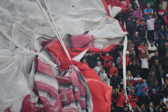 Buenos Aires, Argentina.- En las fotos tomadas el 30 de julio del 2023, durante el partido entre Huracán y Vélez por la 27ma. y última fecha de la Liga Profesional de Fútbol en el estadio Tomás Adolfo Ducó. Huracán derrotó a Vélez Sarsfield por 1-0 como local. Tras el encuentro, el defensor uruguayo de los de Liniers, Diego Godín, anunció su retiro del fútbol.