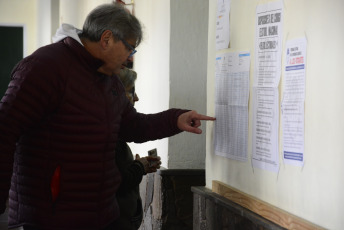 Santa Fe, Argentina.- En las fotos tomadas el 16 de julio del 2023, argentinos participan de las elecciones primarias en la provincia de Santa Fe. Con más del 98 por ciento de las mesas, Maximiliano Pullaro es el ganador de los comicios y se impuso en la interna del espacio que representa a Juntos por el Cambio; en tanto, Marcelo Lewandowski lideró en el frente oficialista.