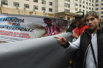 Buenos Aires, Argentina.- En las fotos tomadas el 11 de julio del 2023, la Justicia penal condenó a prisión perpetua a tres agentes de la Policía de la Ciudad de Buenos Aires por el “homicidio agravado por alevosía y odio racial” de Lucas González, un joven de 17 años que falleció en 2021 tras recibir varios disparos, según el fallo del Tribunal Oral en lo Criminal N° 25. Los condenados son el inspector Gabriel Alejandro Isassi, el oficial mayor Juan José López y el oficial Fabián Andrés Nieva, miembros de la División Brigadas y Sumarios 6 de la Comuna 4 de la Policía de la Capital.