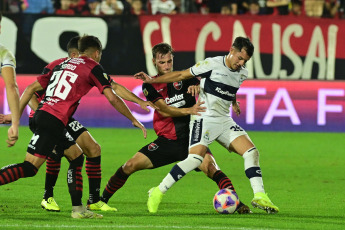 Rosario, Argentina.- En las fotos tomadas el 3 de julio del 2023, durante el partido entre Newell’s y Gimnasia en el Estadio Marcelo Bielsa, en el cierre de la fecha 22 de la Liga Profesional Argentina. Newell’s empató 2-2 con Gimnasia. Gimnasia anotó por medio de Benjamín Domínguez y Cristian Tarragona. Mientras que Newell's anotó gol de Guillermo Ortíz y empató con Lisandro Montenegro.