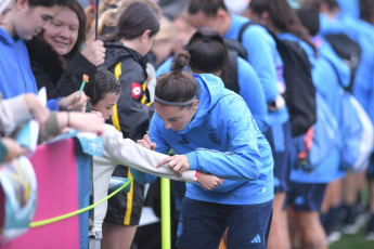 Auckland, Nueva Zelanda.- En las fotos tomadas el 18 de julio del 2023, las jugadoras de la Selección Argentina durante su primer entrenamiento abierto en el Michael Ave´s Reserve de Ellerslie, en Auckland. La Selección de Italia es el primer rival de Argentina. Luego de una gran crisis futbolística, el conjunto europeo está recuperando el nivel de su época dorada y ante eso deberán enfrentarse las dirigidas por Germán Portanova.