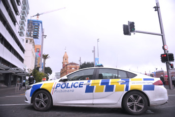 Auckland, Nueva Zelanda.- En las fotos tomadas el 19 de julio del 2023, muestra el lugar donde ocurrió un tiroteo en la ciudad neozelandesa de Auckland. Un hombre armado se subió a un edificio en construcción en el centro de Auckland y abrió fuego a pocas horas del comienzo del Mundial Femenino de fútbol. El hecho, dejó 2 personas muertas. La policía encontró también el cadáver del tirador en el hueco de un ascensor, según las autoridades.