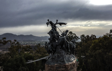 Mendoza, Argentina.- En las fotos tomadas el 7 de julio del 2023, turistas visitan la ciudad de Mendoza durante las vacaciones de invierno. Autoridades turísticas de la Argentina esperan que, en la temporada turística invernal, se ingresen unos 1.000 millones de dólares por gastos provenientes del casi millón y medio de visitantes extranjeros que se prevé recibir. "Esperamos más de 5,5 millones de turistas, con 1,5 millones de turistas del exterior, y un impacto económico de más de 1.000 millones de dólares en términos de turistas extranjeros", dijo el ministro de Turismo y Deportes de Argentina, Matías Lammens.