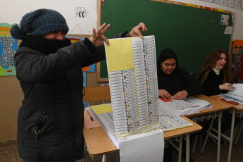 Santa Fe, Argentina.- En las fotos tomadas el 16 de julio del 2023, argentinos participan de las elecciones primarias en la provincia de Santa Fe. Con más del 98 por ciento de las mesas, Maximiliano Pullaro es el ganador de los comicios y se impuso en la interna del espacio que representa a Juntos por el Cambio; en tanto, Marcelo Lewandowski lideró en el frente oficialista.