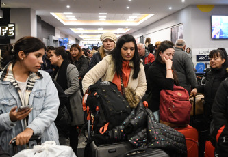 Buenos Aires, Argentina.- En las fotos tomadas el 12 de julio del 2023, muestra el colapso en el Aeroparque Jorge Newbery por una medida de fuerza gremial de Intercargo. Se combinó con complicaciones climáticas y una caída del sistema de Aerolíneas Argentinas. El paro tuvo réplicas en terminales como Salta y Mendoza. Al menos 50 vuelos sufrieron demoras y cancelaciones y unos 6.000 pasajeros se vieron afectados en vísperas de las vacaciones de invierno.