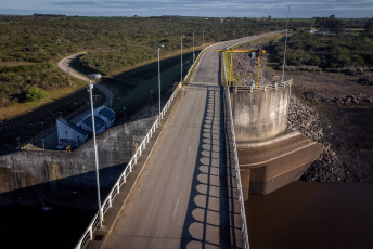 Montevideo, Uruguay.- En las fotos tomadas el 10 de julio del 2023, muestra en los niveles más bajos el embalse Paso Severino que abastece Montevideo y zonas aledañas. El Gobierno de Uruguay informó que sus reservas de agua potable están al 1,8 % y que podrían acabarse dentro de 10 días, lo que los obliga a recurrir al Río de la Plata para abastecerse, a pesar de los elevados porcentajes de sal que contiene.