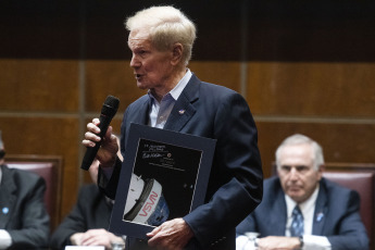 Buenos Aires, Argentina.- En las fotos tomadas el 27 de julio del 2023, el director de la NASA, Bill Nelson, durante una actividad abierta junto a estudiantes y docentes en la Facultad de Ingeniería de la Universidad de Buenos Aires en el marco de una visita en la Argentina luego de haber estado en Brasil y previo a su escala final en Colombia, durante una gira sudamericana. Nelson, afirmó que la NASA está preparando un documento final que será difundido este año, en el que aborda el punto de vista científico sobre la posible existencia de vida extraterrestre.