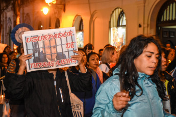 Jujuy, Argentina.- En las fotos tomadas el 11 de julio del 2023, espacios que integran la Multisectorial contra la Reforma de la Constitución jujeña realizaron otra multitudinaria marcha de antorchas para exigir al gobierno provincial de Gerardo Morales el "cese de la persecución y represión a los que luchan", que se derogue la nueva carta magna y que "ningún salario esté por debajo de la línea de la pobreza". Este jueves 13 de julio se retomarán las reuniones paritarias entre los gremios que representan a los educadores de los distintos niveles y las autoridades del Gobierno.