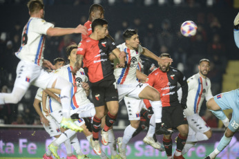 Santa Fe, Argentina.- En las fotos tomadas el 25 de julio del 2023, durante el partido entre Tigre y Colón en el Estadio Brigadier Gral. Estanislao López. Tigre venció por 3-1 a Colón, con goles de Badaloni, Armoa y Cardozo. Con este resultado, Tigre se aleja de disputar el título, mientras que Colón quedó a tres puntos del descenso directo por tabla anual.