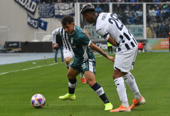 Buenos Aires, Argentina.- En las fotos tomadas el 24 de julio del 2023, durante el partido entre Gimnasia y Talleres en el estadio Kempes Nahuel Bustos. Talleres empató 2-2 con Gimnasia, Gastón Benavídez abrieron el marcador para la T, pero el Lobo igualó las acciones con doblete de Eric Ramírez.