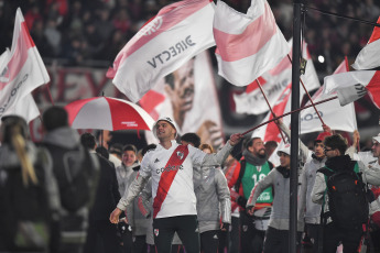 Buenos Aires, Argentina.- En las fotos tomadas el 15 de julio del 2023, River Plate celebra su inminente consagración en la Liga Profesional de Fútbol (LPF) tras el partido con Estudiantes de La Plata en el Monumental. River Plate venció a Estudiantes de La Plata por 3 a 1 y se coronó campeón de la Liga Profesional de Fútbol con dos fechas de anticipación, acompañado por 86.000 fervorosos hinchas que vivieron una fiesta completa en el Monumental.