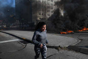 Buenos Aires, Argentina.- En las fotos tomadas el 4 de julio del 2023, organizaciones sociales marcharon a la sede de Desarrollo Social en reclamo de un aumento de programas de asistencia social y alimentos para los comedores populares. La jornada de protestas tuvo réplicas en Neuquén, Río Negro, Santa Fé, Corrientes, Misiones y otras provincias del interior del país a pocas semanas de las elecciones primarias.