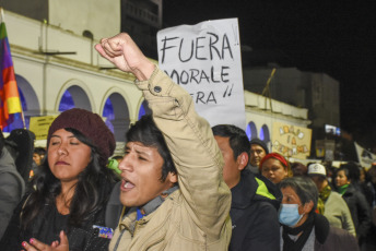 Jujuy, Argentina.- En las fotos tomadas el 30 de junio del 2023, muestra una nueva marcha de antorchas contra la reforma constitucional de la provincia que impulsó el gobernador local y precandidato vicepresidencial de Juntos por el Cambio (JxC), Gerardo Morales, y denunciaron que esa modificación de la Carta Magna del distrito se hizo de "espaldas al pueblo".