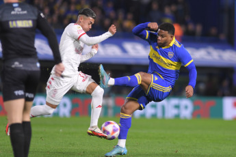 Buenos Aires, Argentina.- En las fotos tomadas el 10 de julio del 2023, durante el partido entre Boca Juniors y Huracán en la Bombonera por la fecha 24 de la Liga Profesional. Con gol de Luis Vázquez, Boca Juniors derrotó 1-0 a Huracán y regresó a la victoria. El Globo suma 14 partidos sin ganar y es su cuarta derrota seguida.