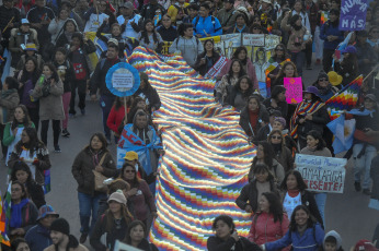 Jujuy, Argentina.- En las fotos tomadas el 25 de julio del 2023, comunidades indígenas integrantes del tercer Malón de la Paz iniciaron desde La Quiaca una marcha rumbo a Buenos Aires en defensa de sus territorios, de sus recursos naturales y contra la reforma constitucional impulsada por el gobernador Gerardo Morales. La mayoría automática de Juntos por el Cambio en la legislatura provincial impuso la creación de una comisión especial para identificar a quienes participaron de las movilizaciones. Asimismo, se aprobó el aumento de la multa económica por las contravenciones.