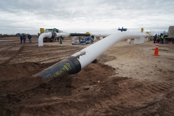 Salliqueló, Argentina.- En las fotos tomadas el 9 de julio del 2023, muestra el gasoducto Néstor Kirchner, tras ocho meses de la construcción del gasoducto, fundamental para aprovechar el gas de Vaca Muerta. El tramo que se presentó llega hasta Saliqueló, provincia de Buenos Aires, permitiría sustituir importaciones de combustible alternativo (fuel oil y gasoil) importados para la generación termoeléctrica, fuente de drenaje de divisas desde hace años.