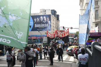 Buenos Aires, Argentina.- En las fotos tomadas el 13 de julio del 2023, organizaciones sociales se concentraron y marcharon por un aumento del salario mínimo. El Consejo del Salario Mínimo, Vital y Móvil aprobó este jueves por mayoría un aumento del 34 % en tres tramos (julio a septiembre), lo que elevará ese ingreso a 105.500 pesos este mes, a 112.500 en agosto y a 118.000 pesos en septiembre.