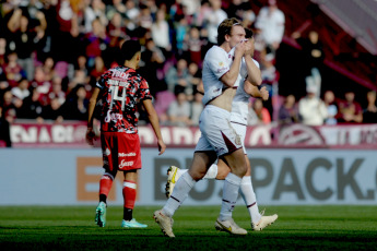 Buenos Aires, Argentina.- En las fotos tomadas el 30 de julio del 2023, durante el partido entre Lanús y Barracas Central por la fecha 27 de la LPF 2023 en el Estadio Ciudad de Lanús Néstor Díaz Pérez. Lanús venció 2-0 a Barracas Central y logró meterse en la zona de clasificación para la Copa Libertadores de América. El Granate se impuso con los goles de Pedro De la Vega y Franco Troyanski.