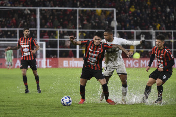 Paraná, Argentina.- En las fotos tomadas el 12 de julio del 2023, durante el partido entre Botafogo y Patronato en un duelo correspondiente a la ida de los play offs de la Copa Sudamericana 2023 en el estadio Presbítero Bartolomé Grella. A pesar de los intentos finales de Patronato, incluido un gol anulado por fuera de juego en el minuto 79, no lograron marcar y el partido concluyó con una victoria para Botafogo por 2-0.