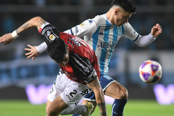 Buenos Aires, Argentina.- En las fotos tomadas el 24 de julio del 2023, durante el partido entre Racing y Central Córdoba por la jornada 26 de la Liga Profesional Argentina en el Estadio Presidente Perón (Cilindro de Avellaneda). Racing venció por 3-1 a Central Córdoba como local. Para Racing los goles fueron marcados por Juan Nardoni (a los 40 minutos), Agustín Ojeda (a los 46 minutos) y Nicolás Oroz (a los 57 minutos). Para Central Córdoba el gol fue marcado por Enzo Kalinski (a los 66 minutos).