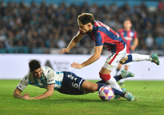 Buenos Aires, Argentina.- In the photos taken on July 5, 2023, during the match between San Lorenzo and Racing for the Argentine Professional League title at the Cilindro de Avellaneda. San Lorenzo drew 1-1 with Racing in a controversial duel, with one expelled by side, unsanctioned penalty claims and a draw that left Boedo's team without a chance to fight River for the title.