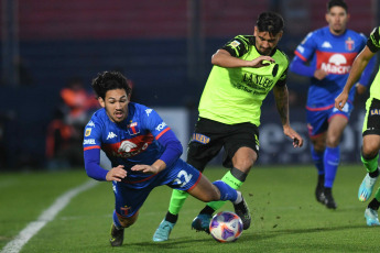 Buenos Aires, Argentina.- En las fotos tomadas el 17 de julio del 2023, durante el partido entre Barracas Central y Tigre por la fecha 25 de la Liga Profesional de Fútbol en el estadio Monumental de Victoria. Barracas Central venció a Tigre por 1 a 0. A los 45 minutos del segundo tiempo, Alan Cantero abrió el marcador y anotó el único gol del encuentro.