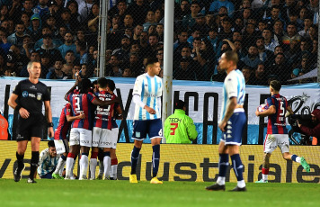 Buenos Aires, Argentina.- In the photos taken on July 5, 2023, during the match between San Lorenzo and Racing for the Argentine Professional League title at the Cilindro de Avellaneda. San Lorenzo drew 1-1 with Racing in a controversial duel, with one expelled by side, unsanctioned penalty claims and a draw that left Boedo's team without a chance to fight River for the title.