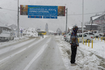 Bariloche, Argentina.- En las fotos tomadas el 4 de julio del 2023, muestra las calles de Bariloche en medio de la temporada de nieve. El Servicio Meteorológico Nacional (SMN) emitió un nuevo alerta por lluvia y nieve en la provincia de Neuquén y Río Negro. La nieve acumulada podría alcanzar entre 40 y 70 cm, con los mayores acumulados en las zonas más elevadas de la cordillera.