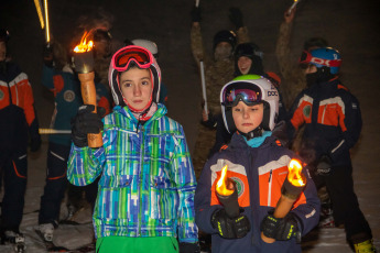 Ushuaia, Argentina.- En las fotos tomadas el 8 de julio del 2023, una multitud presenció la bajada de antorchas en la Fiesta Nacional del Invierno en Ushuaia, la cual se lleva a cabo desde hace 22 años. Este año, se obtuvo el carácter nacional del evento, celebrándose la "Primera Edición de la Fiesta Nacional del Invierno".