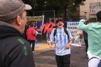 Buenos Aires, Argentina.- En las fotos tomadas el 11 de julio del 2023, la Justicia penal condenó a prisión perpetua a tres agentes de la Policía de la Ciudad de Buenos Aires por el “homicidio agravado por alevosía y odio racial” de Lucas González, un joven de 17 años que falleció en 2021 tras recibir varios disparos, según el fallo del Tribunal Oral en lo Criminal N° 25. Los condenados son el inspector Gabriel Alejandro Isassi, el oficial mayor Juan José López y el oficial Fabián Andrés Nieva, miembros de la División Brigadas y Sumarios 6 de la Comuna 4 de la Policía de la Capital.