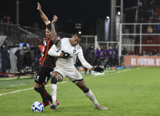 Paraná, Argentina.- En las fotos tomadas el 12 de julio del 2023, durante el partido entre Botafogo y Patronato en un duelo correspondiente a la ida de los play offs de la Copa Sudamericana 2023 en el estadio Presbítero Bartolomé Grella. A pesar de los intentos finales de Patronato, incluido un gol anulado por fuera de juego en el minuto 79, no lograron marcar y el partido concluyó con una victoria para Botafogo por 2-0.