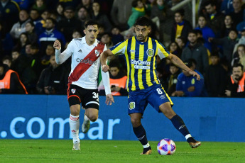 Rosario, Argentina.- En las fotos tomadas el 23 de julio del 2023, durante el partido entre River Plate y Rosario Central, en el Gigante de Arroyito, en un partido válido por la 26ta y penúltima fecha de la Liga Profesional de Fútbol. River en condición de visitante empató con Rosario Central 3 a 3. El equipo dirigido por Miguel Ángel Russo se enfrentará en la siguiente jornada ante Belgrano, mientras que River jugará ante Racing Club.