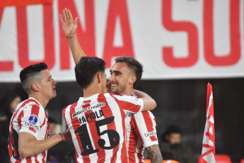 Buenos Aires, Argentina.- En las fotos tomadas el 18 de julio del 2023, durante el partido entre Estudiantes de La Plata y Barcelona de Guayaquil en el Estadio Jorge Luis Hirschi por la Copa Sudamericana. Estudiantes superó 4-0 a Barcelona de Guayaquil y se clasificó a los octavos de final de la Copa Sudamericana. Mauro Méndez marcó un doblete y Benjamín Rollheiser amplió las diferencias con un gol para el equipo local. En el segundo tiempo Guido Carrillo anotó el cuarto. Con este resultado el Pincha revirtió la derrota 2-1 en el partido de ida.