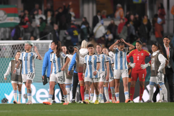 Auckland, Nueva Zelanda.- En las fotos tomadas el 24 de julio del 2023, durante el partido entre Italia y Argentina en el Mundial Femenino de la FIFA, válido por el Grupo G en el estadio Eden Park de Auckland, Nueva Zelanda. Italia derrotó este lunes a Argentina 1-0 con un gol en el final del partido intensamente disputado.